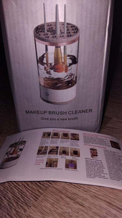 Уред за почистване на четки за грим