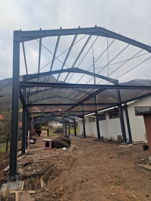 Vand hala metalica lucrăm fără avans Asiguram si montaj