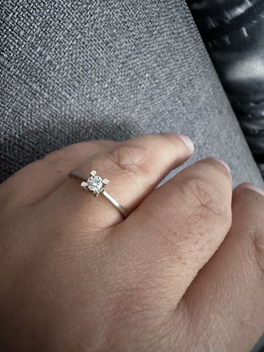 Продам кольцо с бриллиантом