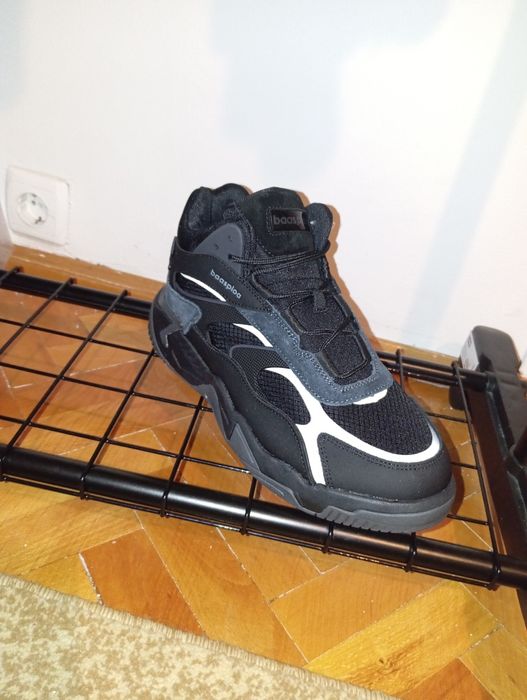 Încălțăminte model asemănător Nike Jordan