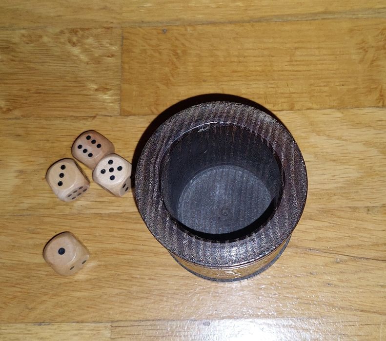 Кожена чаша за зарове 2бр