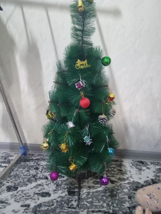 Archa sotiladi xolati yaxshi 6 xil zari va archa oyinchoqlari bilan.Na