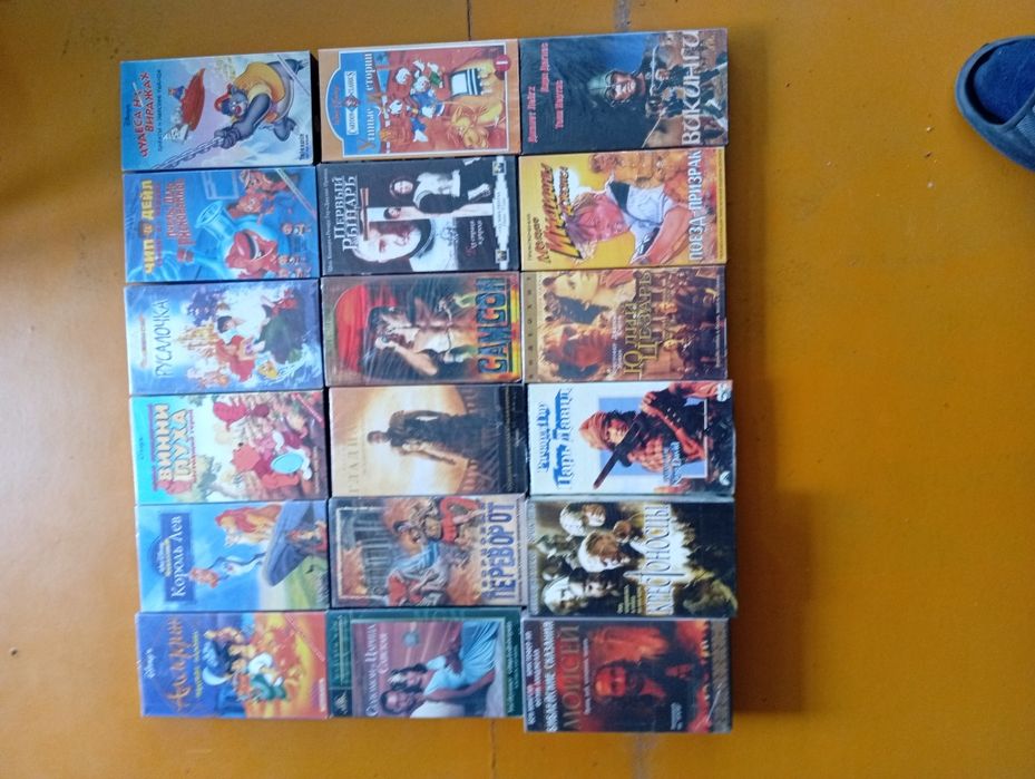 Видео кассеты, диски, пластинки.