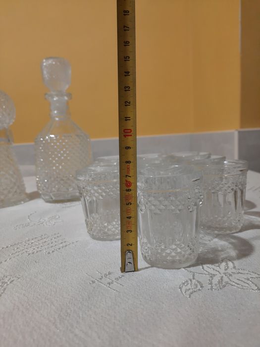 Гарафа с чашки към нея