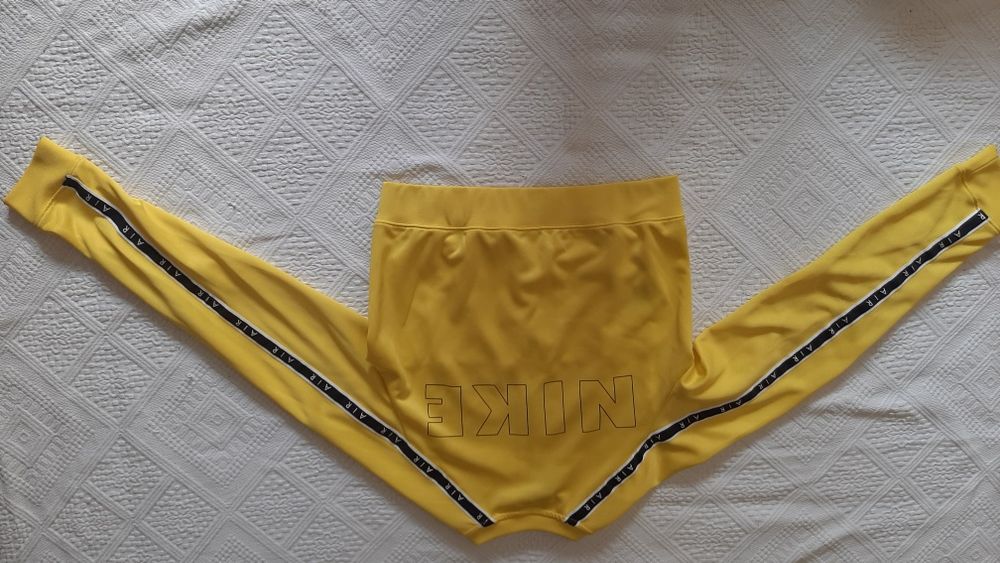 Bluza Nike marimea XS,de culoare galbena ,impecabila