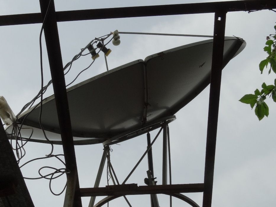 Две спутниковые тарелки, 4 головки