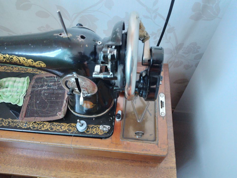 Продам швейную машинку