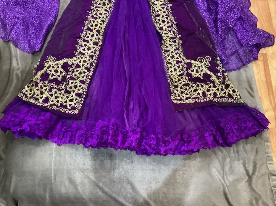 Нарядное платье и национальный атласовый чупан со штанами.