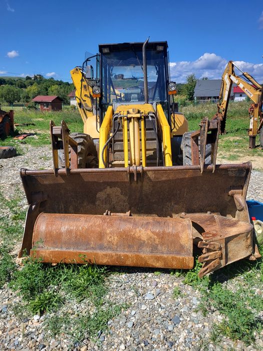 Dezmembrez buldoexcavator mf 965