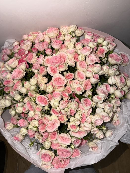 Шикарный букет кустовых роз