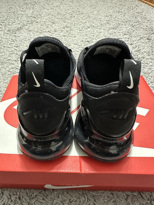 NIKE Air Max 270