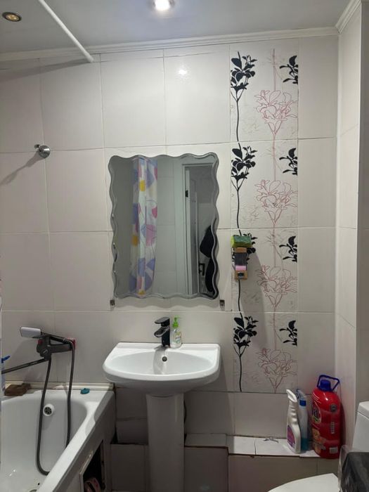 Продам 3 комн .В районе Жанара.