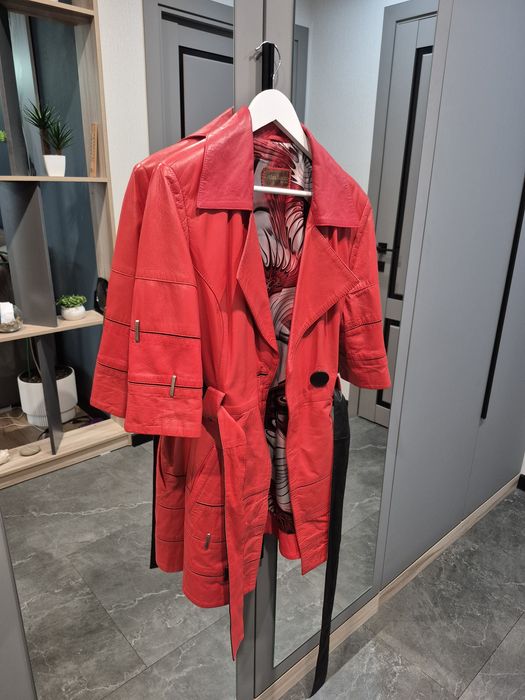 Продам женское кожаное  пальто.