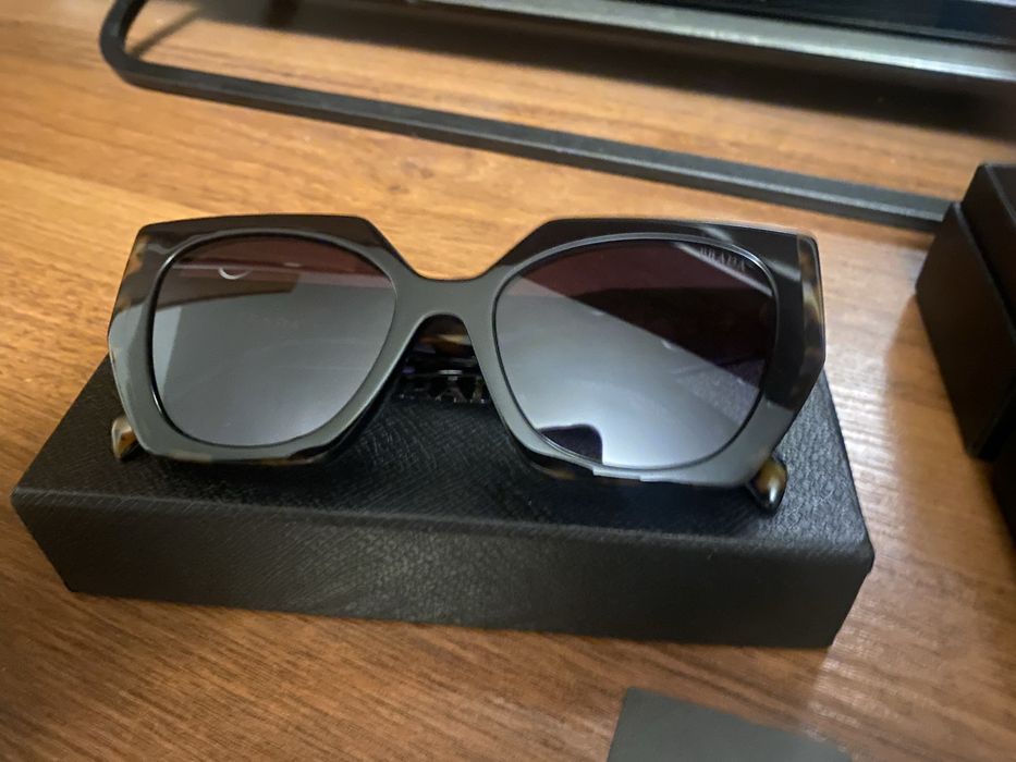 солнцезащитные очки Prada