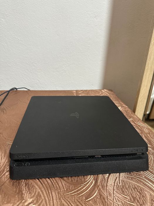 PlayStation 4 cu 2 controlere și jocuri