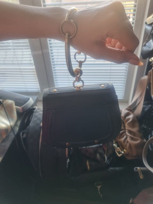 Чанта с метална дръжка