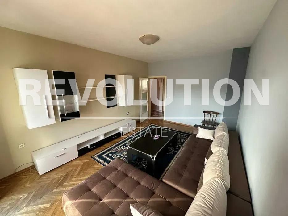 Дава се под наем Двустаен апартамент в Варна, Базар Левски - 78 кв.м за 448.8 € - Снимка #1