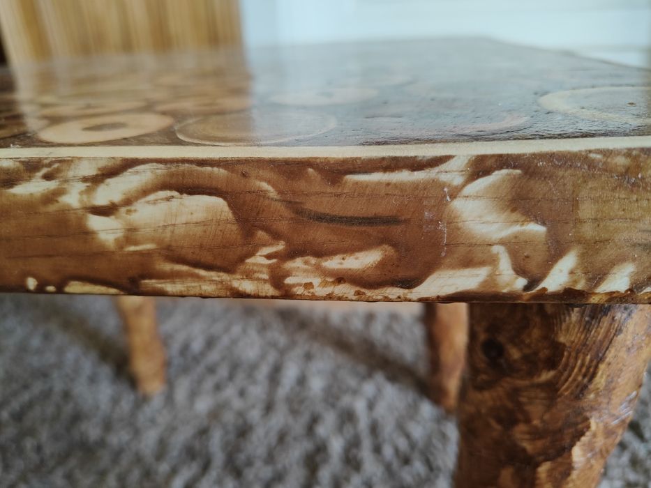 Măsuță de cafea unicat cu rășină epoxidică și lemn salvat – artizanat