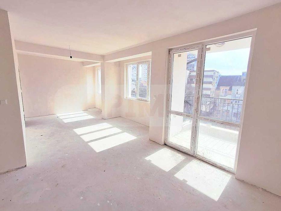 Тристаен апартамент в нова сграда в района на Колхозен пазар