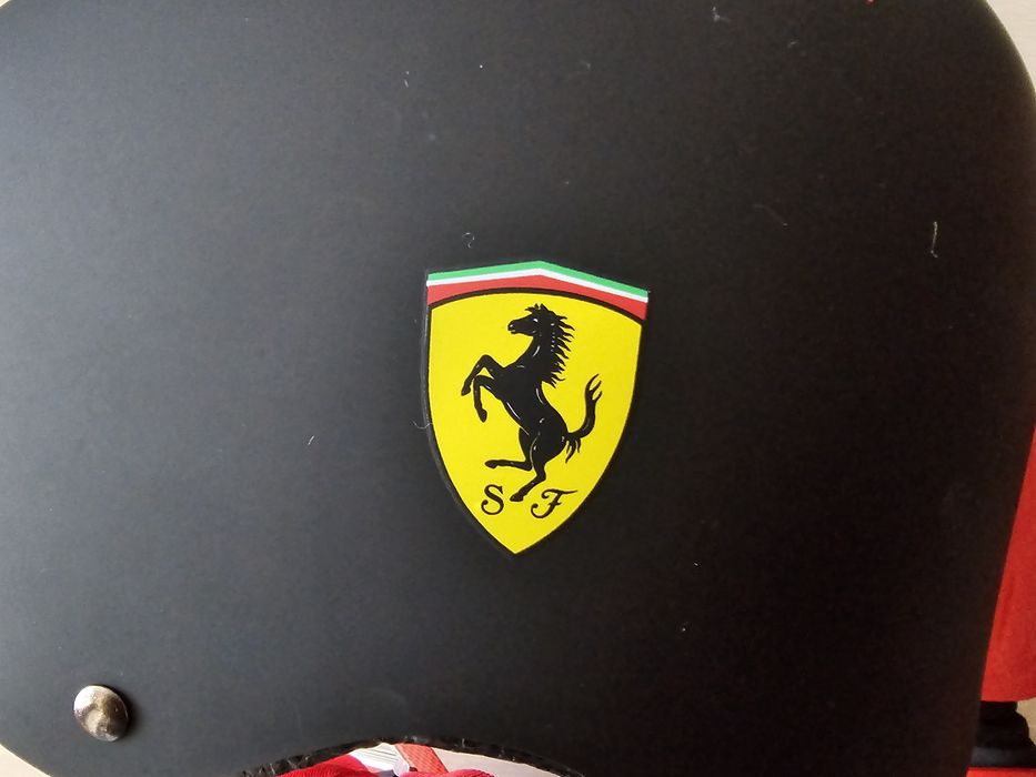 Неизползвани Ferrari детска каска и протектори размер М