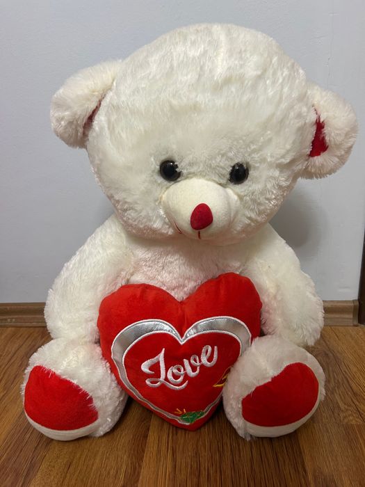 Бял плюшен мечок със сърце