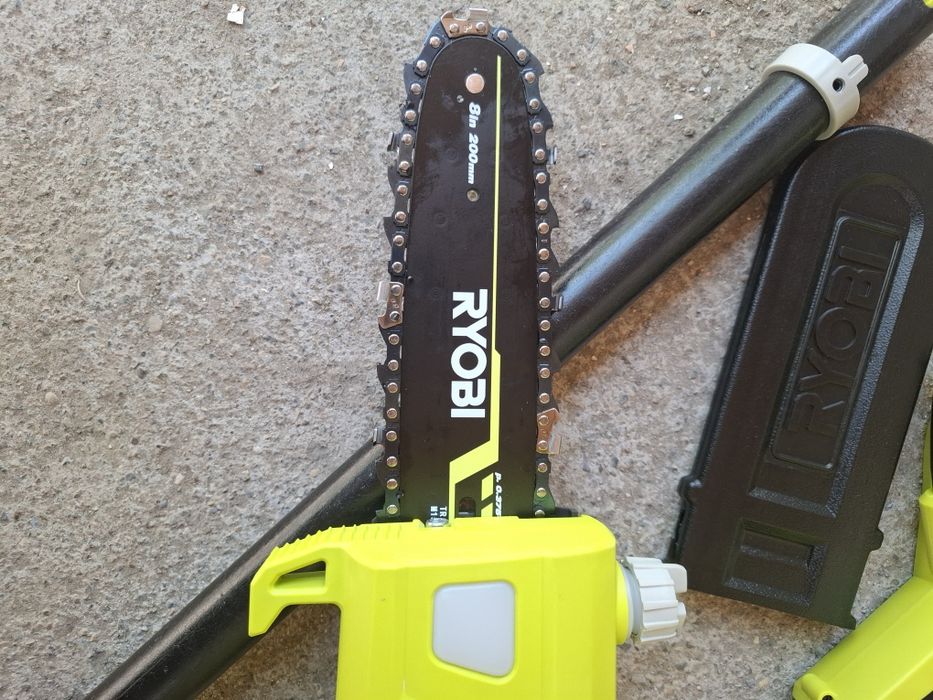 Телескопичен електрически трион/кастрачка за клони Ryobi RPP750S (750 W).