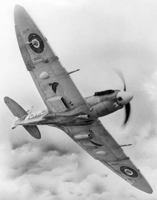 сборная модель самолёта истребителя Spitfire 1/72 Англия!