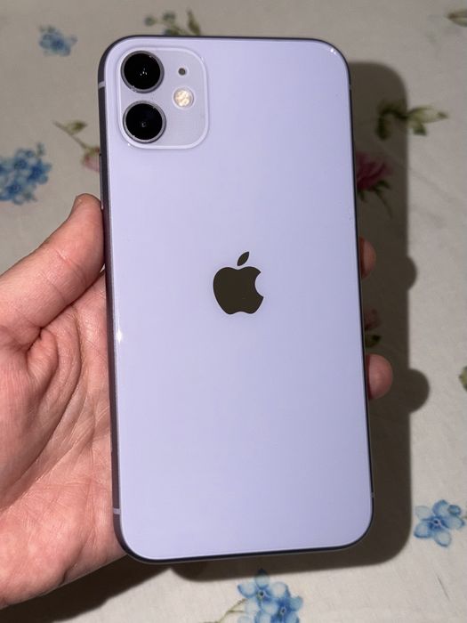 iPhone 11 с наушниками