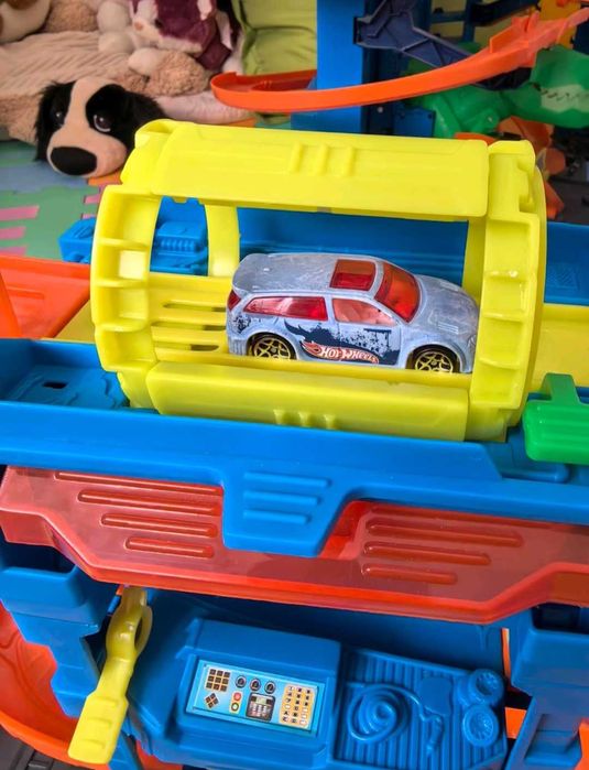 Hot wheels tunel twist писта