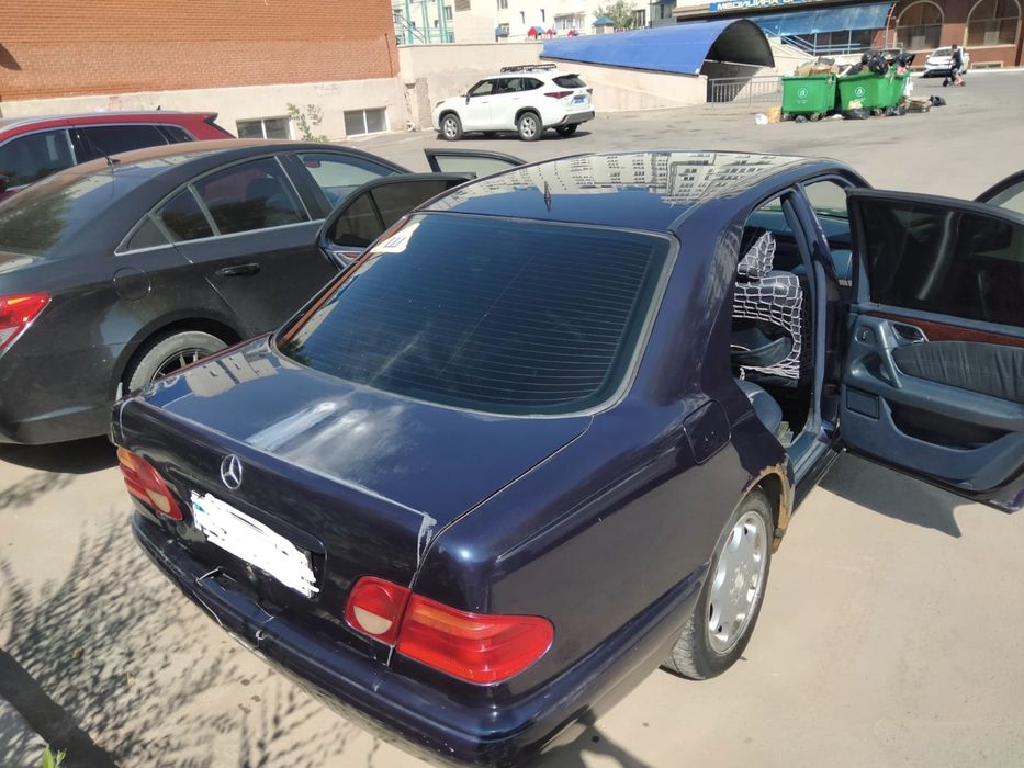 Автомобиль Mercedec-benz