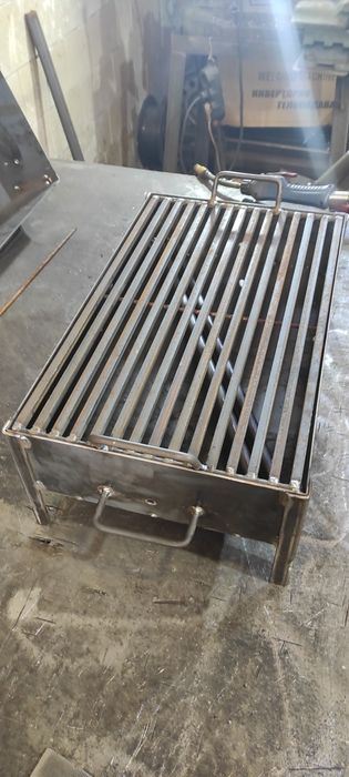 Скара на дървени въглища