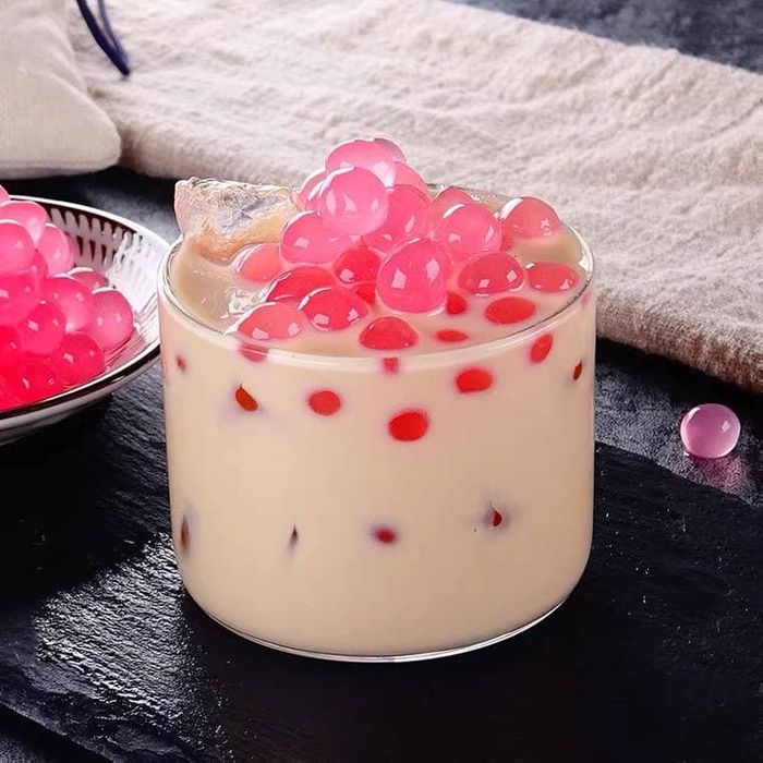 Шарики тапиоки для бабл ти. Тапиока bubble tea. джус боллы. тапиока и джус боллы. розовые шарики тапиока.