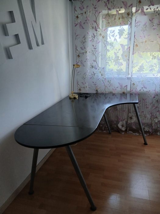 Birou pe colț cu cadru metalic