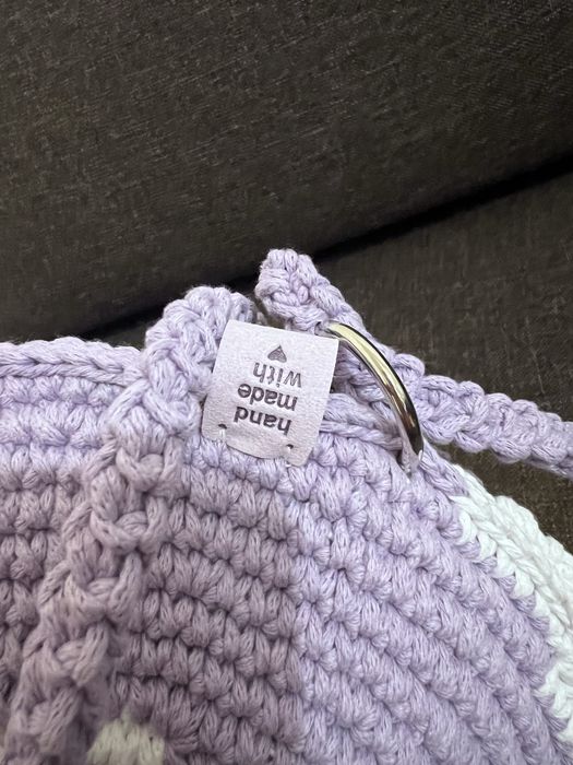 Ръчно плетена чанта в лилаво и бяло