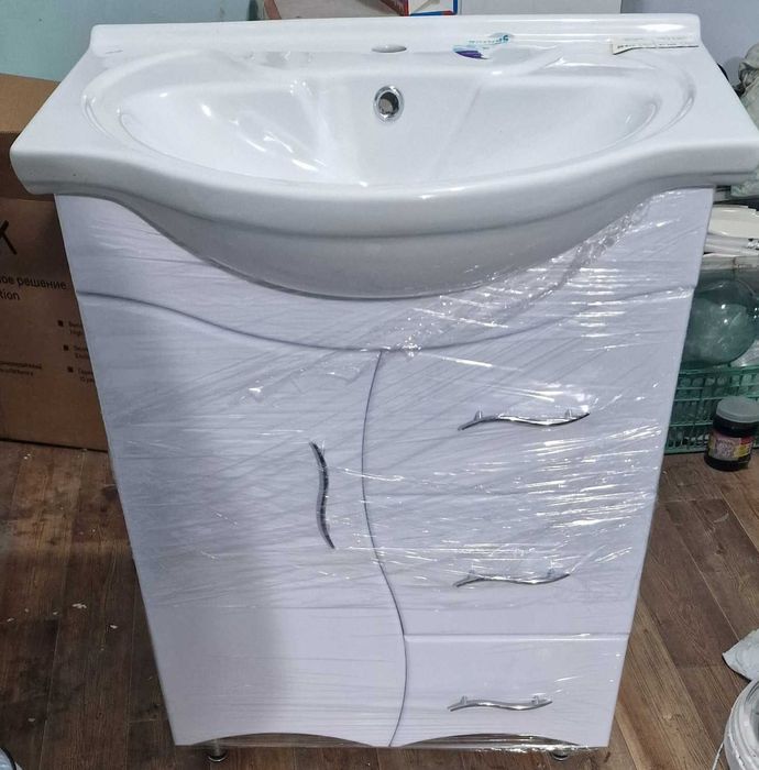 Умывальник для ванной, тумба, шкаф навесной.