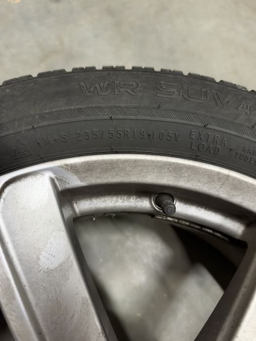Зимни гуми и джанти Volvo 235/55/19 Nokian