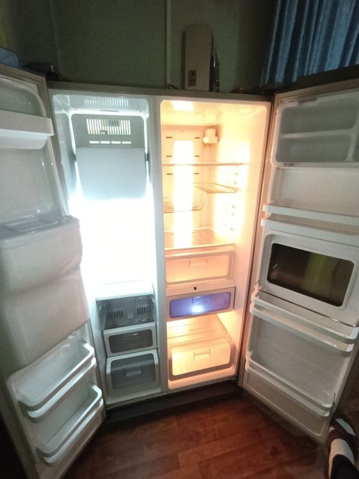 Холодильник SAMSUNG Side-by-Side.