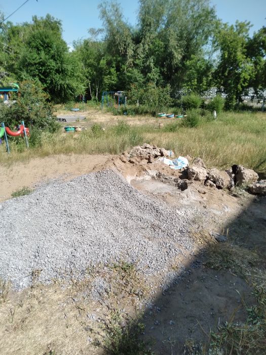 БЕСПЛАТНО щебень, песок.