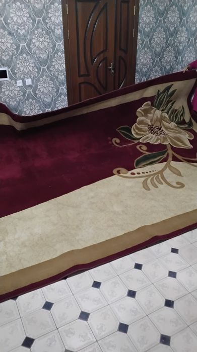 Qizil va malochniy rangli qalin gilamimiz sotiladi