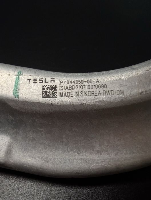 Носач крив (банан) Tesla model Y