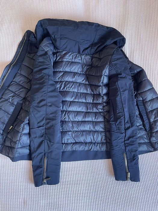 Дамско тъмносиньо яке, размер S, подходящо за пролет-есен.