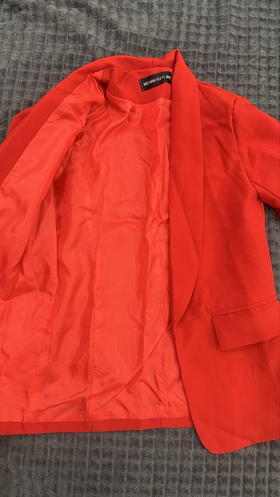 Женский пиджак красного цвета