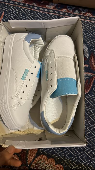 Кеды белые с голубой вставкой