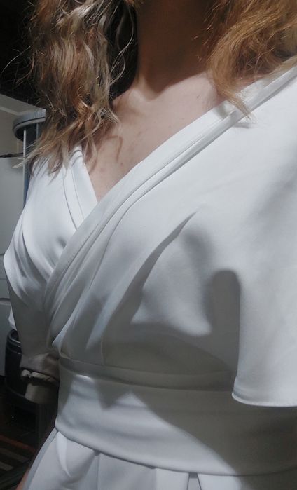 Белое платье ниже колен