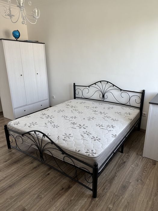 Металлическая кровать с матрасом.