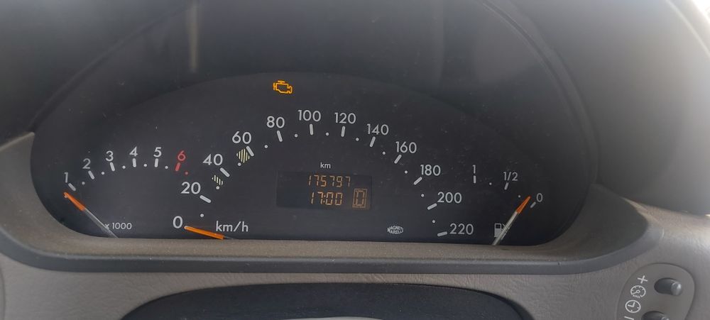 Vând Mercedes-Benz pentru piese mașină merge foarte bine