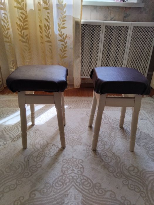 Два табурета из дерева.
