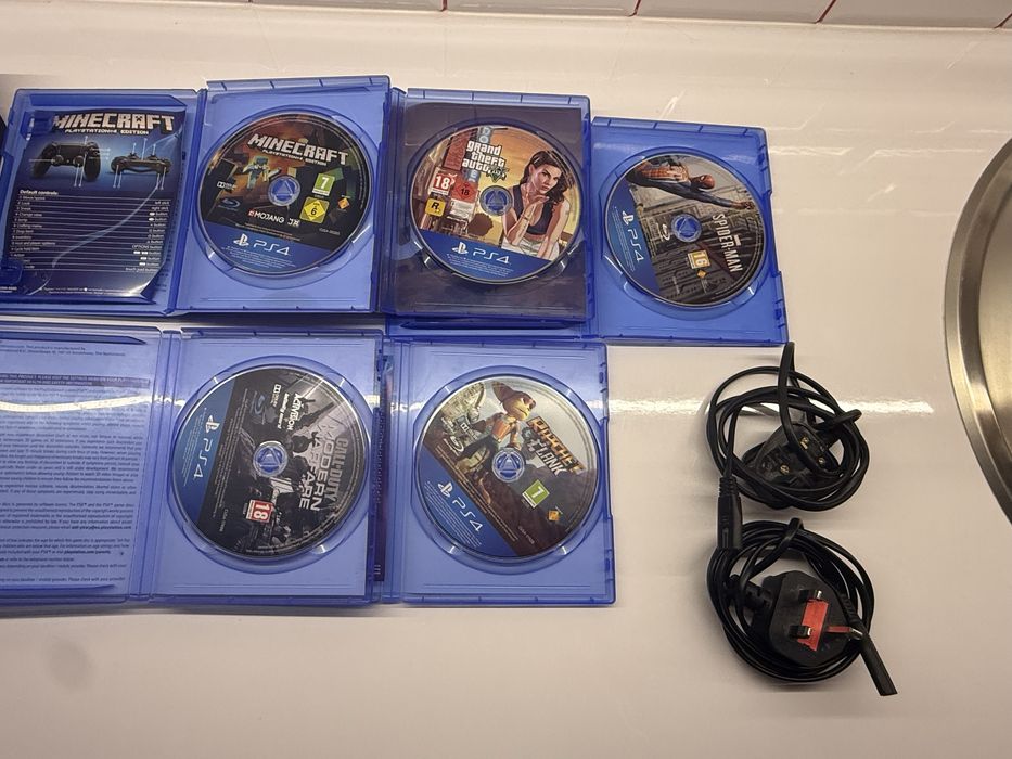 PS4 1TB + 5 игри