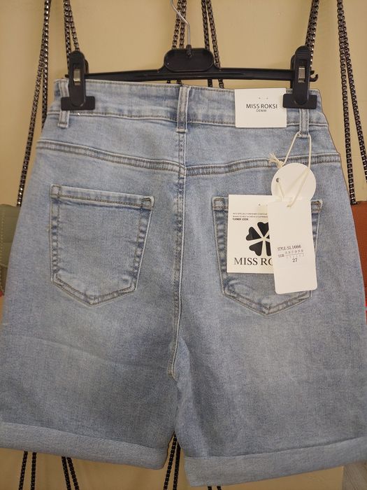 Blugi scurți cu pietricele