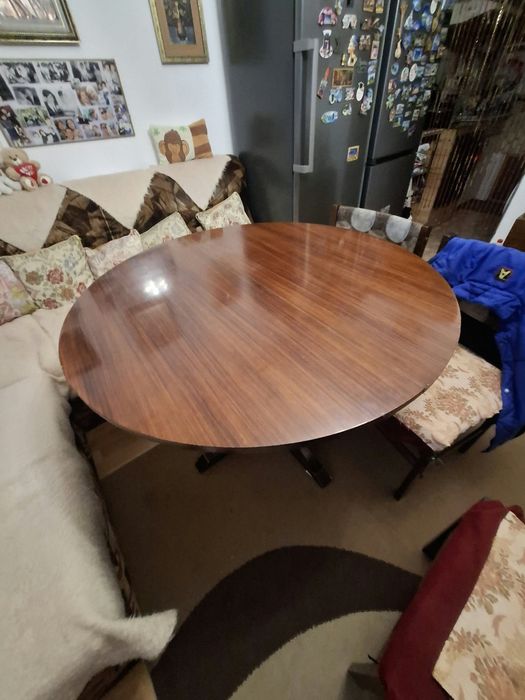 Продавам кръгла маса.Диаметър 112 см.Височина 70 см.